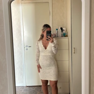 Studentklänning  - Jättefin klänning köpt från bubbelroom, perfekt inför studenten eller något annat firande. Använd endast en gång och är som ny, ny skick!  Sitter jätte fint på kroppen och bekväm att ha på. Storlek S och säljer för 200kr