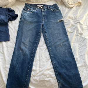 Straight fit Tommy jeans (model-boyfriend) slittade vid ankeln