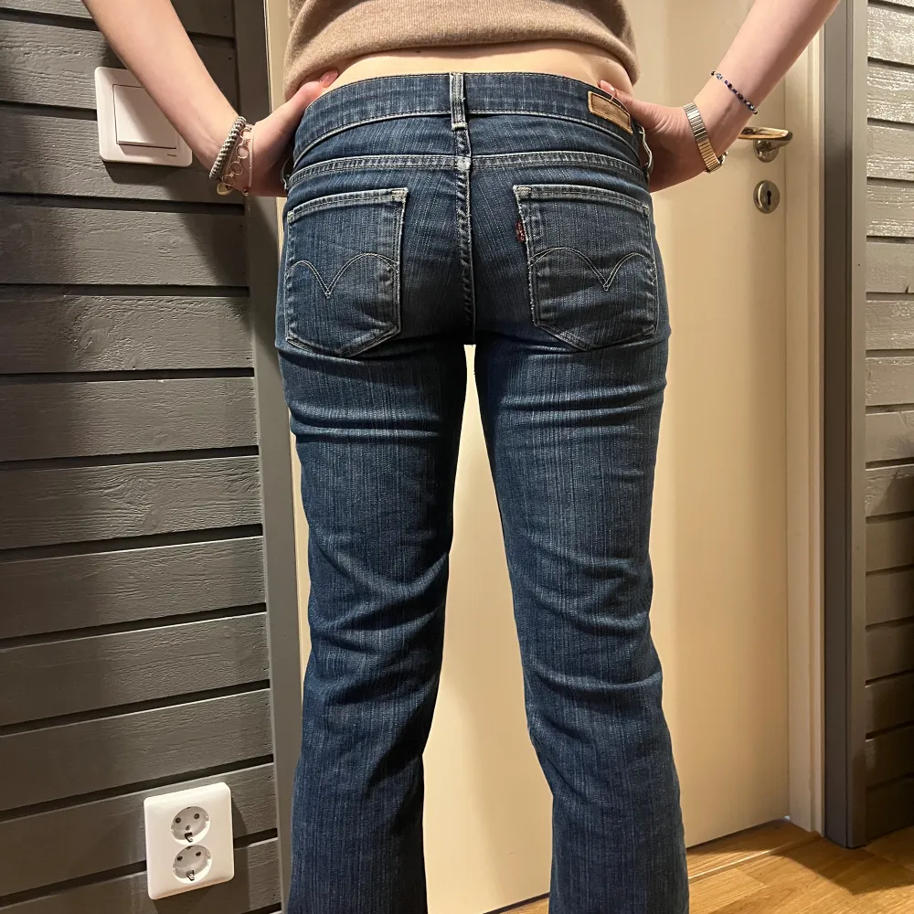 Så fina Levis lågmidjade utsvängda jeans. Midja 38 och innerbenslängd 82💕. Jeans & Byxor.