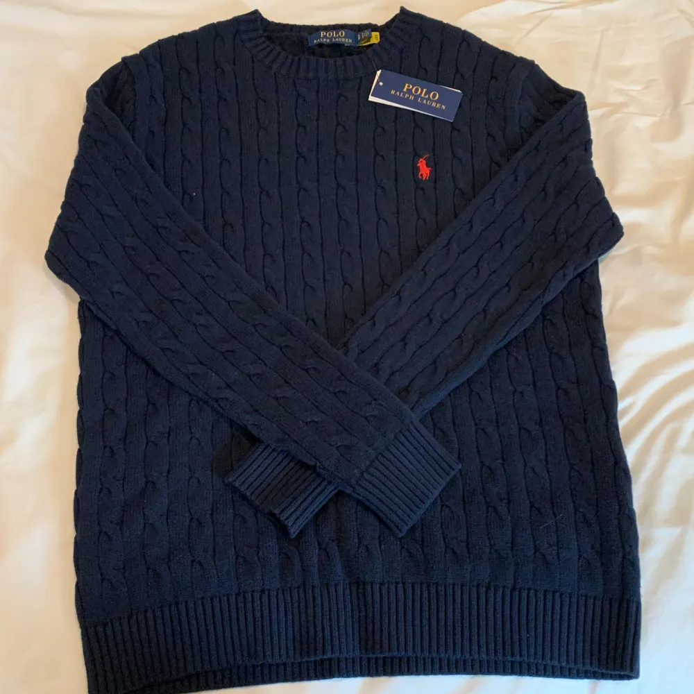 En riktigt fet Ralph Lauren kabelstickad tröja i färgen mörkblå. Den är i 10/10 skick, pris kan diskuteras vid snabb och smidig affär 😎😎 ställ frågor i dm 😊😊. Stickat.