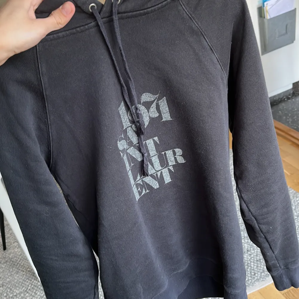 Tja! Säljer denna svarta Saint Laurent hoodie i perfekt skick! Nypris ligger runt 7000-8000kr!. Hoodies.
