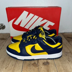 Nike dunk Michigan low - Säljer nu dessa snygga Dunk Michigan Lows, skorna är bra skick, använda ett fåtal gånger. Köpta från Sveriges största sneakers grupp på Facebook: SNEAKER SWEDEN Buying & Selling. Pris kan diskuteras vid snabb affär