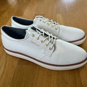 Gant skor  - Riktigt fräscha gant skor nu till sommaren! Helt nya i kartong så har aldrig använt dem.  Grymt fräscha nu till sommaren! De är storlek 43 men skulle lätt säga att de passar 44 minst lika bra!  Fråga gärna vid några som helst funderingar!