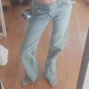 Säljer mina jeans frpn gina då jag aldrig andvänder dom, inga defekter på dom. Köpte för 1 månad sen, är 160 ish och de passar perfekt som stlr 32 de är också ganska lowwaist. (Pris kan diskuteras) köpt för 500kr