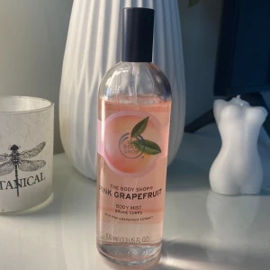 The body shop body mist  - Säljer en body mist från the body shop i doften pink grapefruit som inte kommer till användning. En väldigt fräsch och inte tung doft🩷