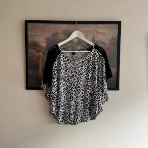 Vit-svart tröja i leopardmönster med vida ärmar från H&M i storlek S. 🌸