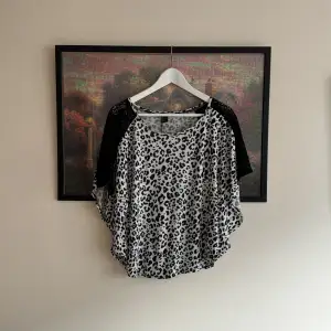 Vit-svart tröja i leopardmönster med vida ärmar från H&M i storlek S. 🌸