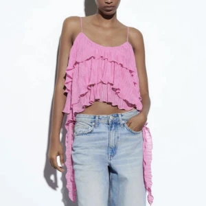 Volang topp  - Rosa topp men volanger och ”snören” vis sidorna💗 kontakta om du är intresserad att köpa 🙌