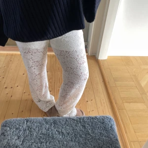 spets byxor - jättefina! Passar mig som är 168cm och brukar ha storlek M i byxor. De är stretchiga❣️