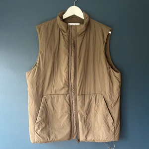 Sommarväst från NN07 - En olivfärgad / brun väst från märket NN07. Tunn väst, perfekt nu till våren och sommaren. Storlek L men passar även M. 300 kr!  Hör gärna av dig för fler bilder // Joel