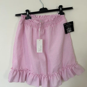 Kjol - Jätte söt kjol den helt ny köpte den på Tradera men den var förstor för mig tyvärr.🌸💖 Det står att den är storlek 36 skulle  säga S/M den väldig stretchig.  Passar även en xs men tycker den var lite för stor på mig.