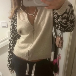 Leopard kofta - Säljer denna kofta då den ej passar mig, bilder är från förra ägaren! 