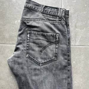 Tja säljer dessa dondup jeans med fet fade, cond 9/10