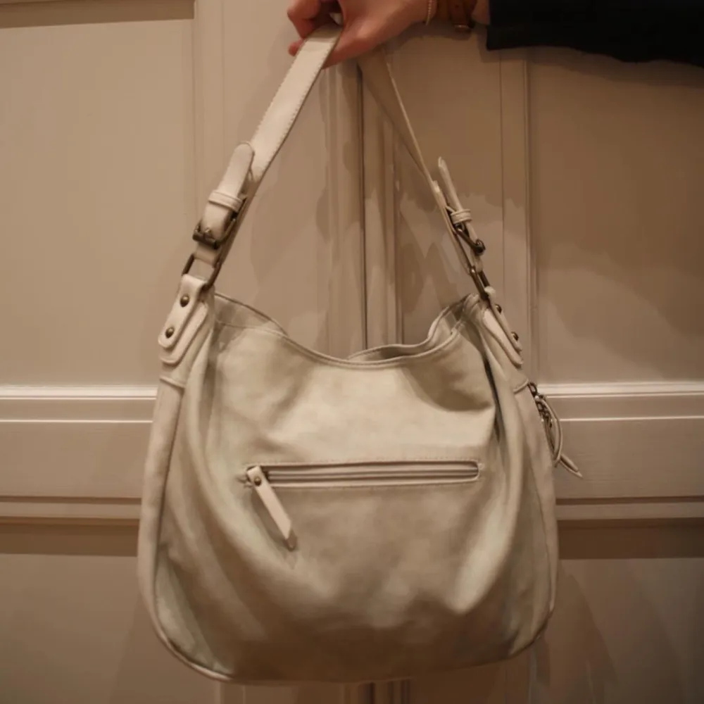 Väska 018 är en vit stor väska perfekt för skolan och även utgång.  . Väskor.