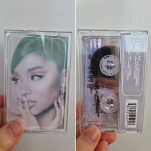 Ariana Grande - Positions casette (clear) Rare. Öppnad, men oanvänd.  Anmärkning: spricka i fodralet. Var så när jag fick varan till mig.  OBS! Kommer packa så gott jag kan, men vill uppmärksamma att det ändå kan uppstå fler sprickor under frakten 