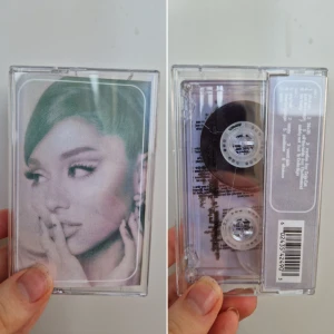 Ariana Grande - Positions (clear) - Ariana Grande - Positions casette (clear) Rare. Öppnad, men oanvänd.  Anmärkning: spricka i fodralet. Var så när jag fick varan till mig.  OBS! Kommer packa så gott jag kan, men vill uppmärksamma att det ändå kan uppstå fler sprickor under frakten 