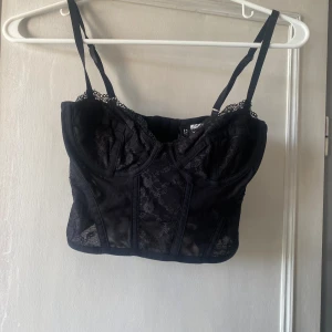 Svart Topp - Svart topp från hm i storlek xs. Aldrig använd 