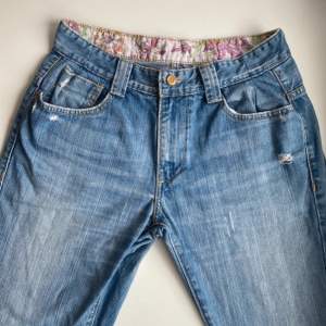 Otroligt sällsynta vintage Levis Silvertab jeans, tillverkade mellan 80-90 talet. I tidens klassiska avslappnade baggy passform som blev populär under den tiden.   Unika detaljer som mönster inuti jeansen och randiga sidenfickor.   Storlek W30 L 32  