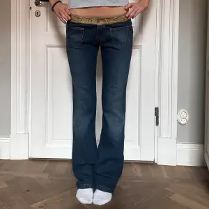 Lågmidjade utsvängda jeans med detalj uppe 