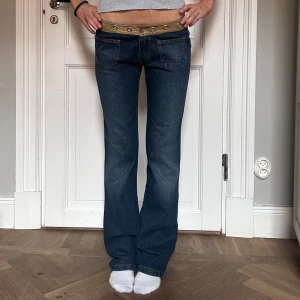 Lågmidjade utsvängda jeans - Lågmidjade utsvängda jeans med detalj uppe 