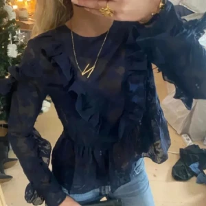 Fin mörkblå blus från h&m - En jätte fin mörkblå blus som tyvärr inte kommer till användning längre. Skriv privat för mer bilder eller frågor ❣️❣️❣️ pris kan diskuteras!!