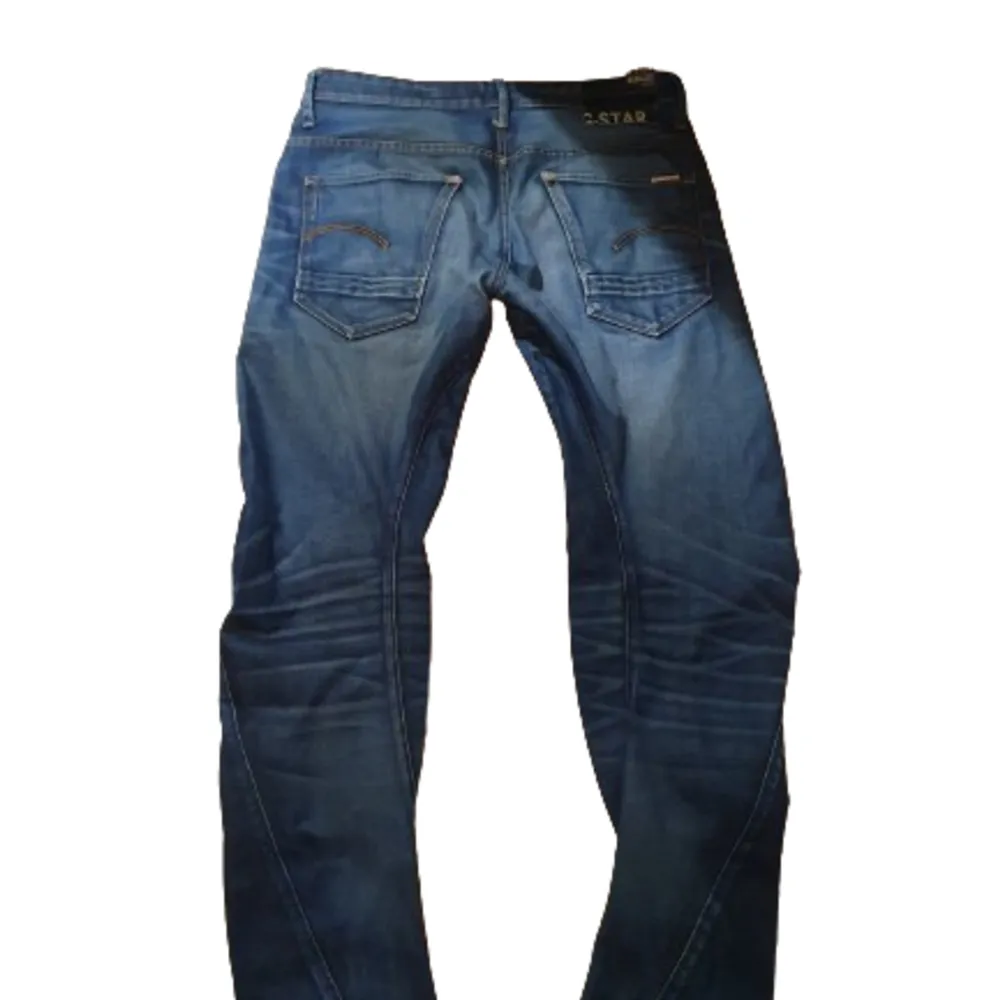 Riktigt snygga gstar jeans i näst intill nyskick! storlek 33/32 pris kan diskuteras vid snabb afär . Jeans & Byxor.