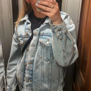 jeansjacka gina!! - jättefin jeansjacka från gina tricot som tyvärr inte kommer till användning längre🩷Nypris 499kr, använd ett par gånger men mycket bra skick!