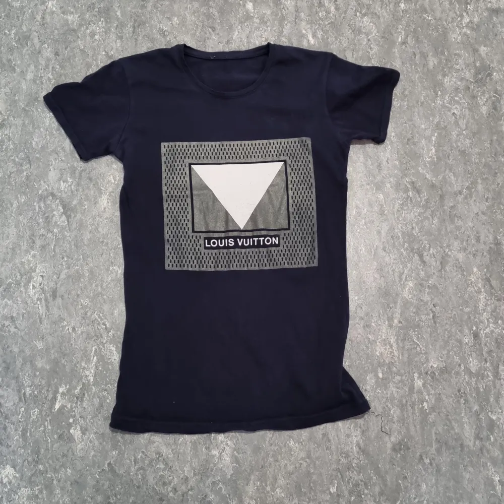 Snygg Blå T-shirt strl M Louis Vuitton (fake) Den är i bra beg skick . T-shirts.