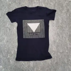 Snygg Blå T-shirt strl M Louis Vuitton (fake) Den är i bra beg skick 
