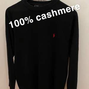 Hej! Säljer denna Cashmere sweatshirten från Ralph Lauren. Den är i väldigt bra skick, precis som ny. Storleken är L men är något mindre i passformen. Hör av er vid fler frågor och funderingar. Vid snabb och smidig affär kan jag tänka mig att gå ner.