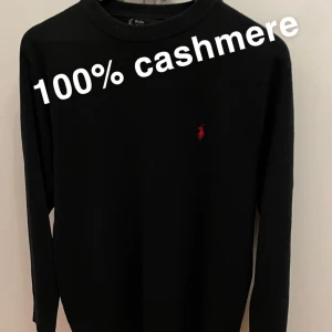 100% Cashmere sweatshirt - Hej! Säljer denna Cashmere sweatshirten från Ralph Lauren. Den är i väldigt bra skick, precis som ny. Storleken är L men är något mindre i passformen. Hör av er vid fler frågor och funderingar. Vid snabb och smidig affär kan jag tänka mig att gå ner.