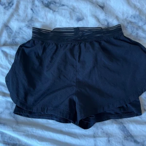 Dubbla träningsshort - Jättefina dubbla gymshorts. Jättebekväma! Storlek S men passar mest till en XS.