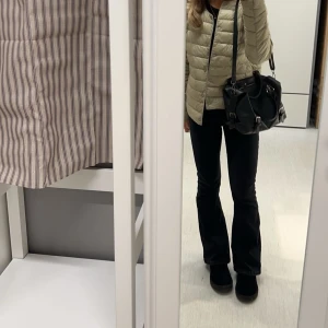 Low Flare Jeans Bikbok - Ett par mörkgråa low flare jeans ifrån Bikbok. Storlek S31💞 Nypris 699