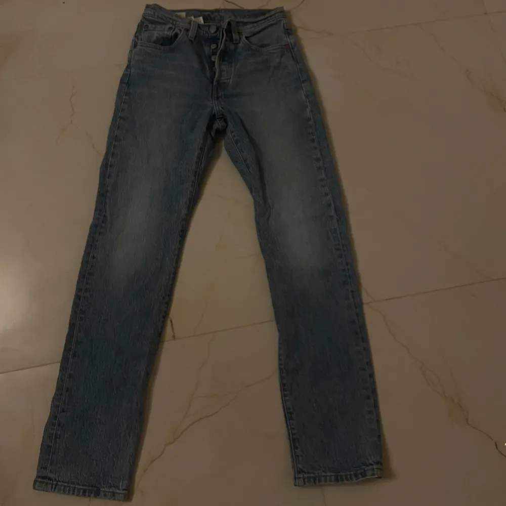 Jag säljer nu mina helt nya 501 Levis jeans. Använda en gång. Bra skick. . Jeans & Byxor.