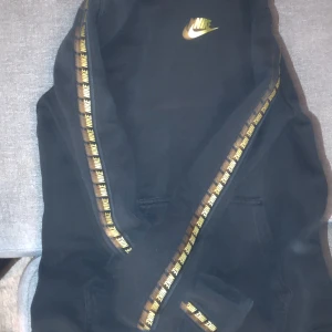 Nike guld Hoodie  - Jätte fin och snygg Nike Hoodie 