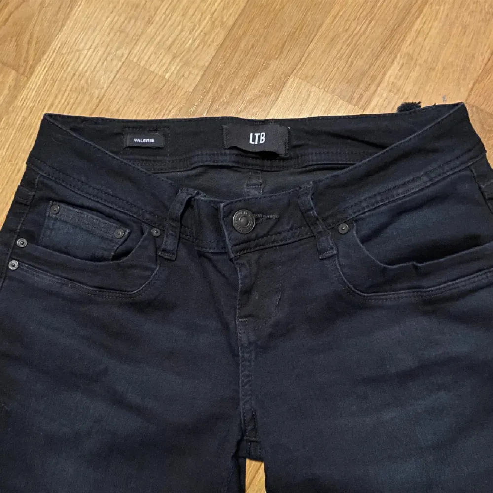 Säljer mina lågmidjade ltb jeans i storlek 26/34. Fint skick, inga defekter! dom är marinblåa men ser nästan svarta ut. . Jeans & Byxor.