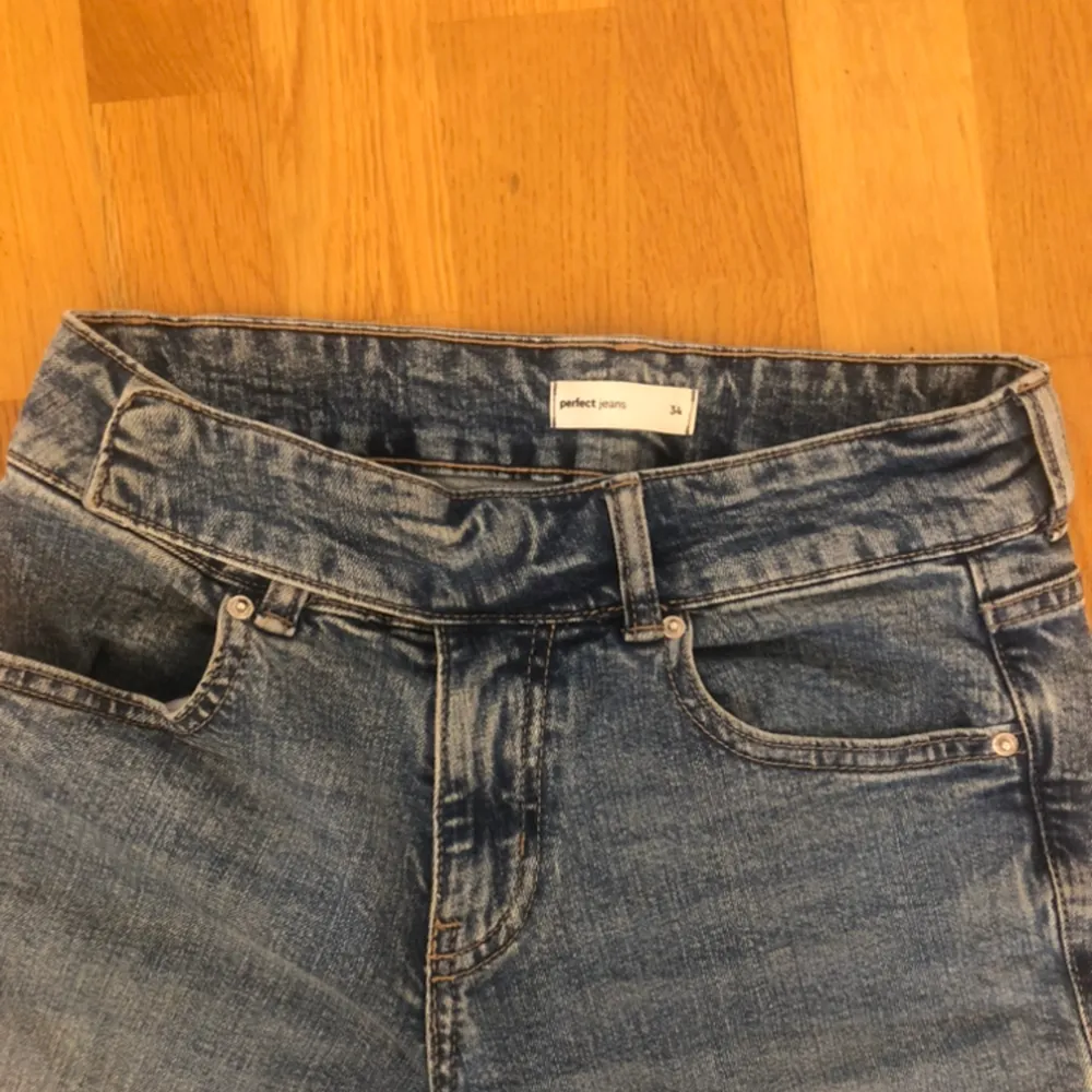Säljer mina bootcut jeans ifrån Gina Tricot då jag inte får användning av dom längre. Köptes för 500kr och de säljs inte längre. Sparsamt använda utan defekter. Hör av er vid frågor💕. Jeans & Byxor.