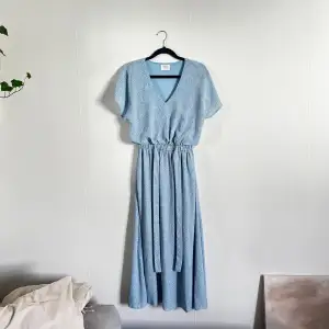 Blå klänning från Sienna Sky i storlek XS. Väldigt bra skick! 