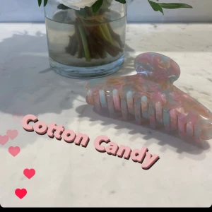 Rosa hårklämma  - Perfekta hårklämman för både tunnt och tjockt hår! 💕😆klämman är stor så den passar till alla olika frisyrer och hårtyper!! Så om du är trött på hårklämmor som alltid går sönder eller inte kan hålla upp håret, passa då på att köpa denna hårklämma!🤩💕👌🏼