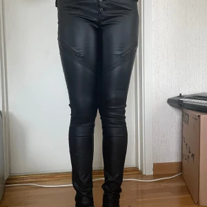 Säljer svart skinnbyxor - Säljer svarta skinnbyxor