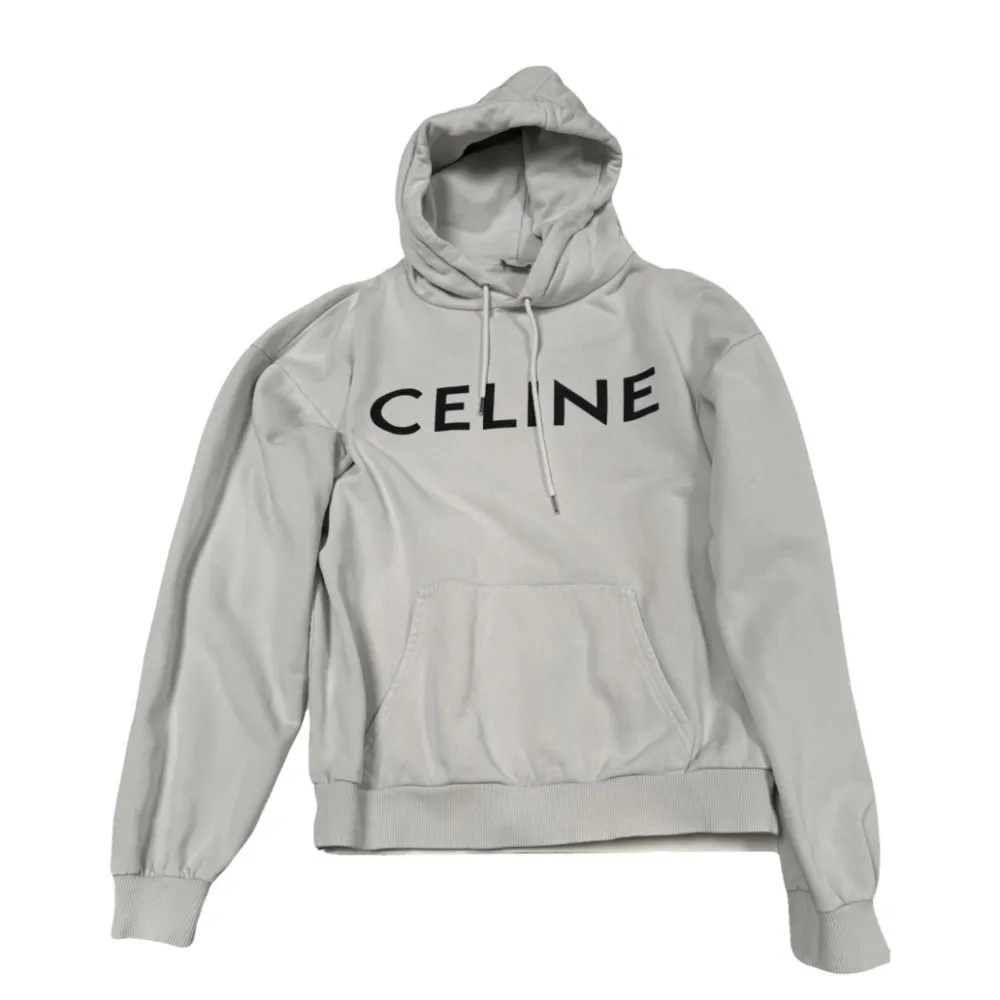 Autentisk celine hoodie köpt från vestiaire. Jätte bra skick på hoodie kan skicka fler bilder vid behov. Hoodien köptes 5 mars från vestiaire för 5000kr. Säljer den då den inte kommer till användning för att den va lite för stor för mig.. Hoodies.