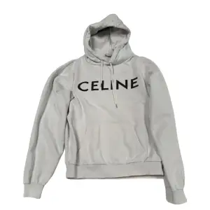 Autentisk celine hoodie köpt från vestiaire. Jätte bra skick på hoodie kan skicka fler bilder vid behov. Hoodien köptes 5 mars från vestiaire för 5000kr. Säljer den då den inte kommer till användning för att den va lite för stor för mig.