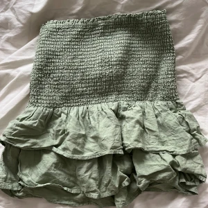 Kjol - Slutsåld grön kjol från mango