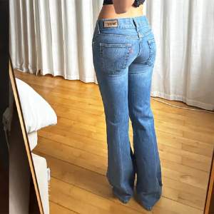 Lågmidjade Levis Bootcut jeans!!🩵 nyskick🙌🏻 tryck gärna på köp nu💓första bilderna lånade alltså inte jag på bilden💓
