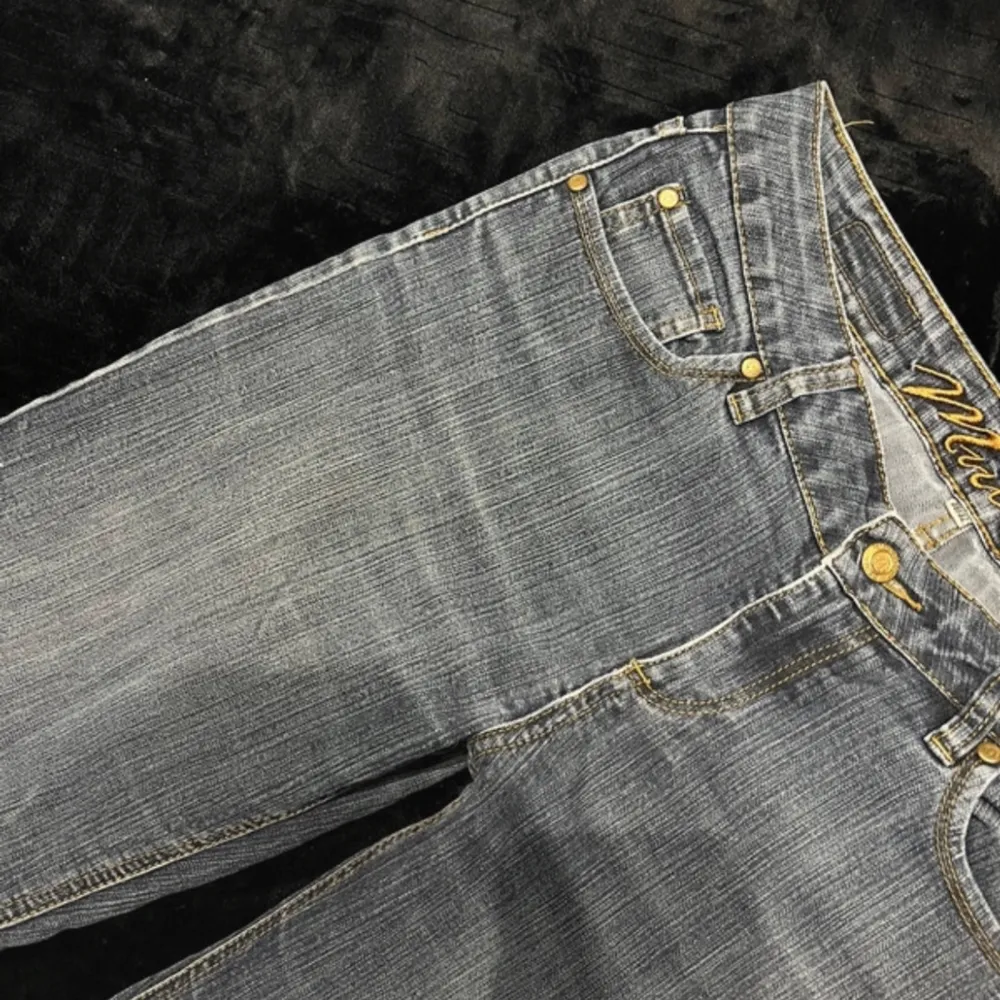 Super fina jeans som tyvärr inte passar mig❤️❤️ Innerbenslängd: 71 cm Midja: 40 cm. Jeans & Byxor.