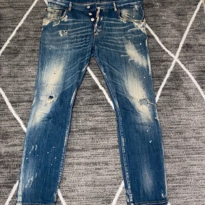 Dsquared2 byxor/jeans - Säljer dessa pga att de blivit små, dem är använda sällan och är i bra skick. Slå en pling vid fler frågor. Pris kan diskuteras vid snabb affär 