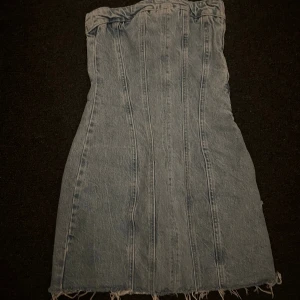 Jeanskläning - Köpte denna svinsnygga kläning begagnat men när jag väl fick hem den va den som en xxs eller xs medans de stod att den va s så tråkigt❤️