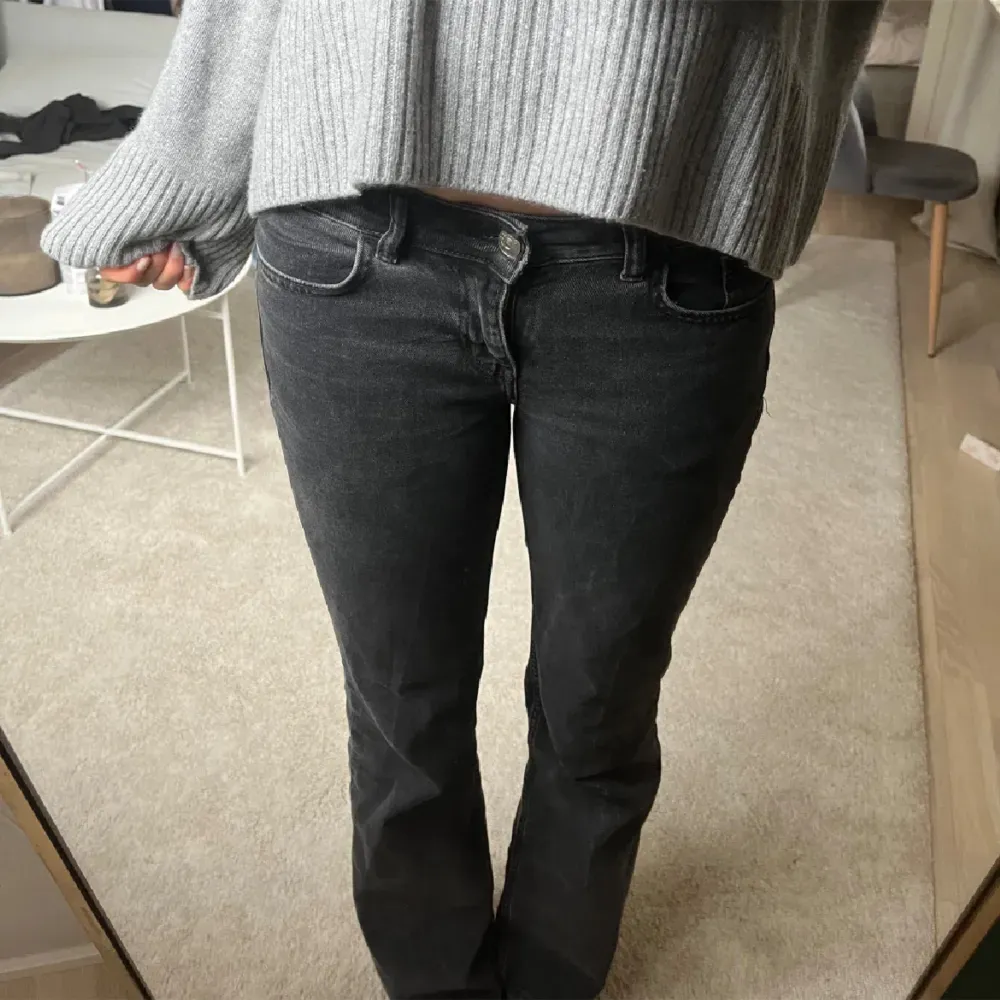 Svarta/grå lågmidjade jeans från h&m i storlek 38💕. Jeans & Byxor.