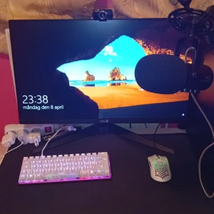 Gaming dator Stationär - Tjena, nu säljer ja min stationära gaming dator efter runt 1 år. Datorn är i jättefint skick och presterar väldigt bra FPS på massa olika spel.  Allt följer med som är bilderna: Dator: Mic: Hörlurar: Tangenbord: Mus: Musmatta: Kamera: Går o diskutera