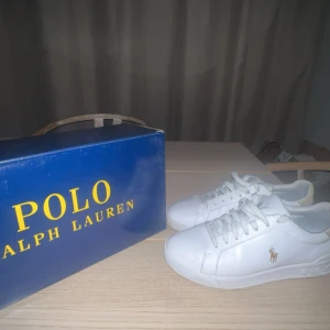 Polo Ralph lauren skor - Jätte bra skick, köpta för nån vecka sedan, om ni undrar något tveka inte på att skriva, vill se om det finns intresse! (Dem var inte tvättade innan bilderna)